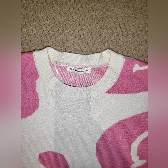 NWT Moon & Madison Smiley NEW Oversized 24.5 PTP Sweater Pink & White Size M… - Picture 3 of 11